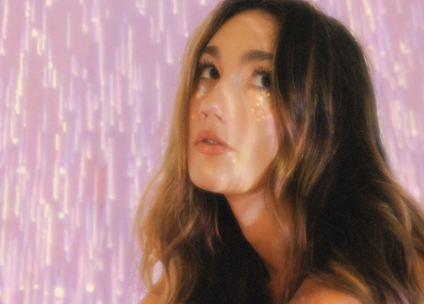Alyssa Grace lança “spilling my guts”, EP que marca sua estreia