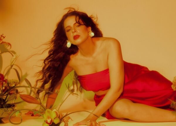 Mariana Volker lança seu novo álbum “Feitiço” e reúne nomes como Maria Gadú e Rachel Reis