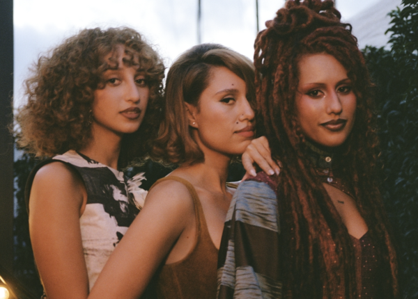RAYE lança clipe de “Joy.” ao lado das irmãs Amma e Absolutely